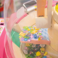 天神岬温泉しおかぜ荘に設置されたカラフルなゲーム機の写真