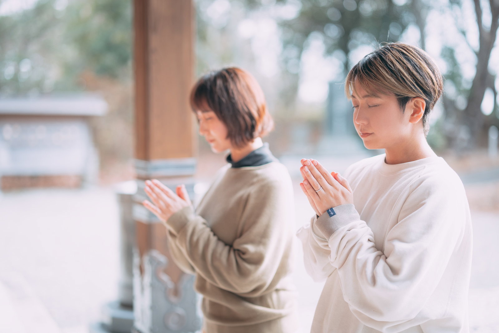 北田天満宮で両手を合わせて祈願する女性
