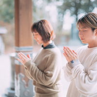 北田天満宮に参拝して祈願する女性の姿の写真
