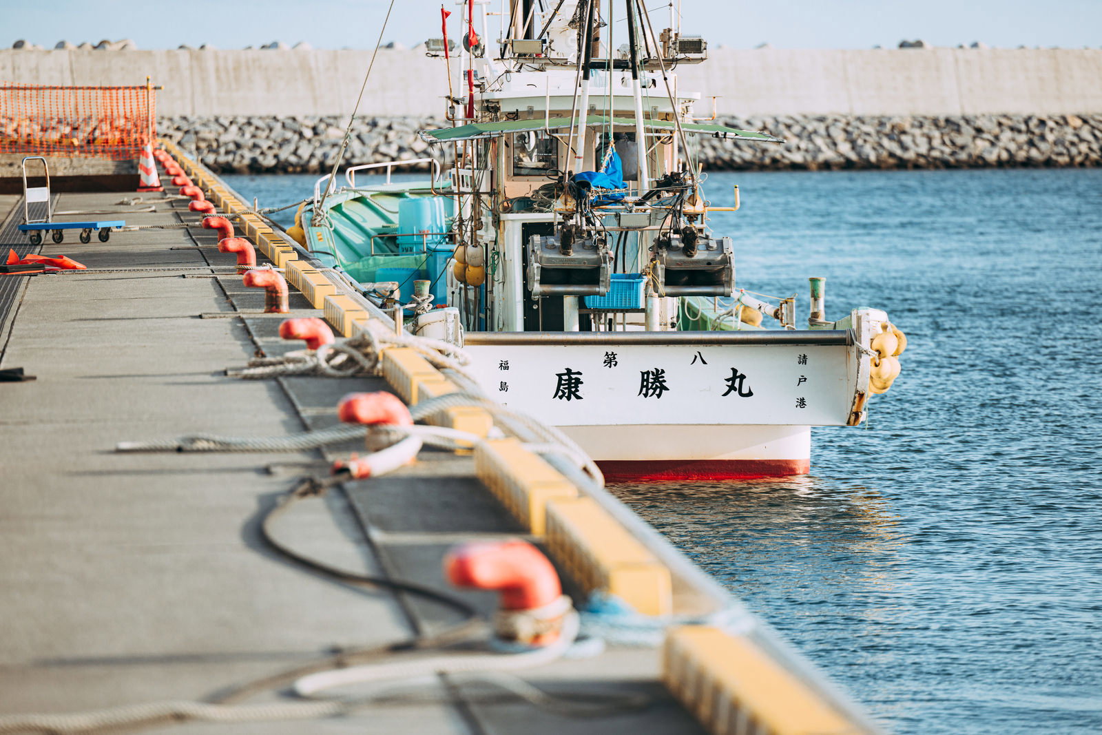 福島・請戸漁港に係留された漁船の朝