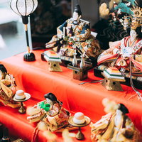 大熊町のKUMAPREに飾られた豪華なひな祭りの雛人形の写真