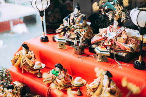 大熊町のKUMAPREに飾られた豪華なひな祭りの雛人形