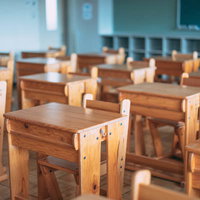 大熊インキュベーションセンターの木製の机とロッカーの写真