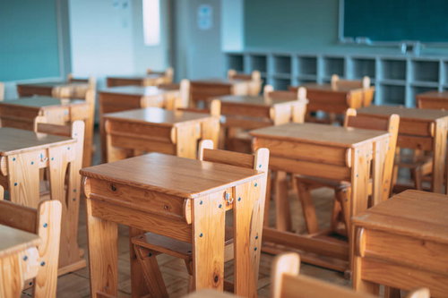 大熊インキュベーションセンターの木製の机とロッカー