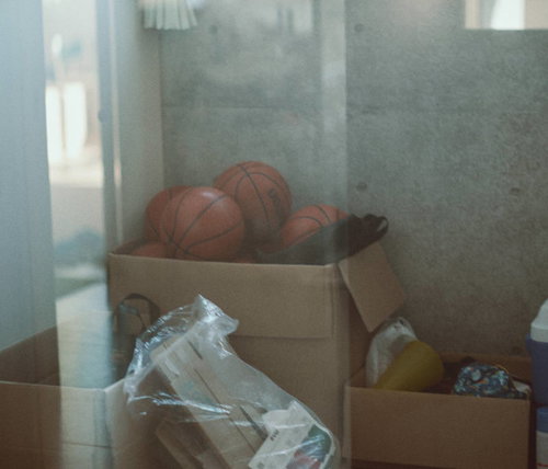 ふたば未来学園の体育館倉庫に積み重ねられたバスケットボール