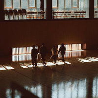 ふたば未来学園の体育館で床を清掃する高校生の写真