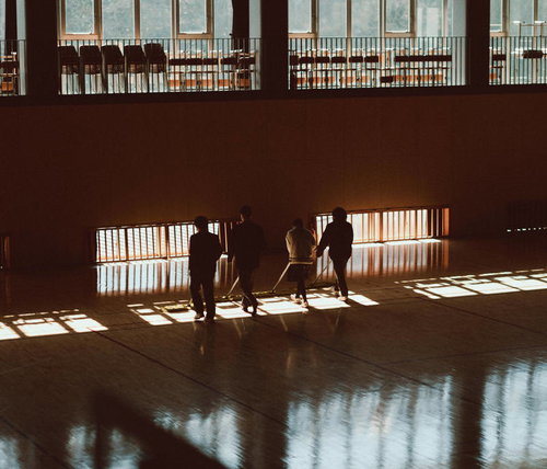 ふたば未来学園の体育館で床を清掃する高校生