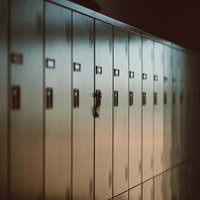 双葉みらい学園の白いスチールロッカーに差し込まれた鍵の写真