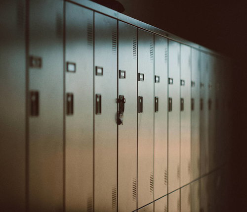 双葉みらい学園の白いスチールロッカーに差し込まれた鍵
