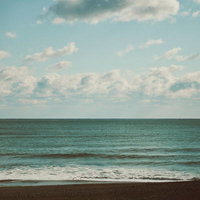広野町の海岸線と砂浜に広がる白い雲と青空の海景色の写真