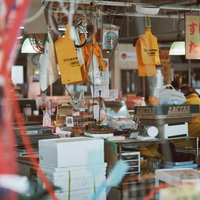 いわき・ら・ら・ミュウの魚介類市場で並ぶ鮮魚と営業案内の写真