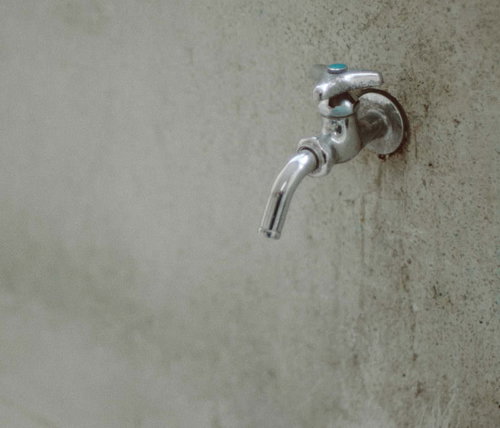 元大野小学校に残る水道蛇口、青いレバーハンドルと錆の痕跡