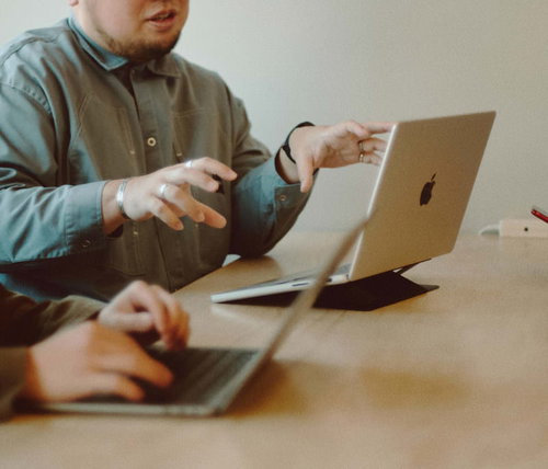 小高パイオニアヴィレッジでノートパソコンを使った対面会議