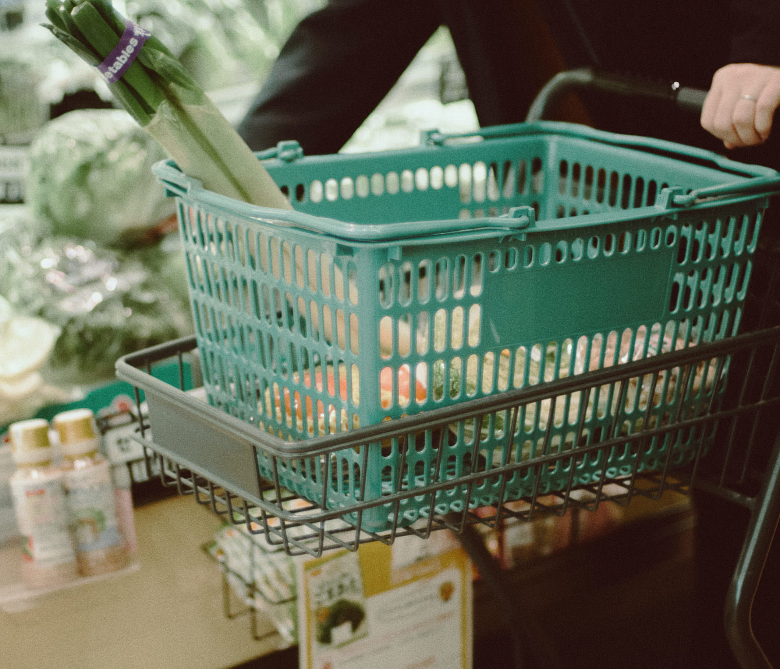 小高ストアで緑のカートに野菜を入れながら買い物をする人の手元