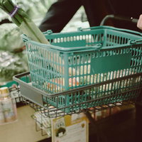 小高ストアで緑のショッピングカートに野菜を入れてお買い物の写真