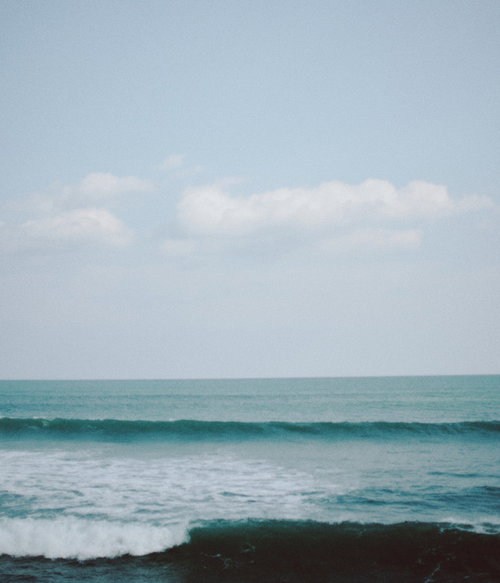福島県の海岸線に打ち寄せる波と白い空