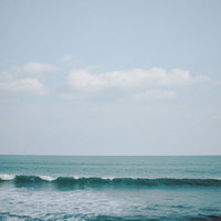 北泉海岸の小さな波が打ち寄せる穏やかな海岸線の風景の写真