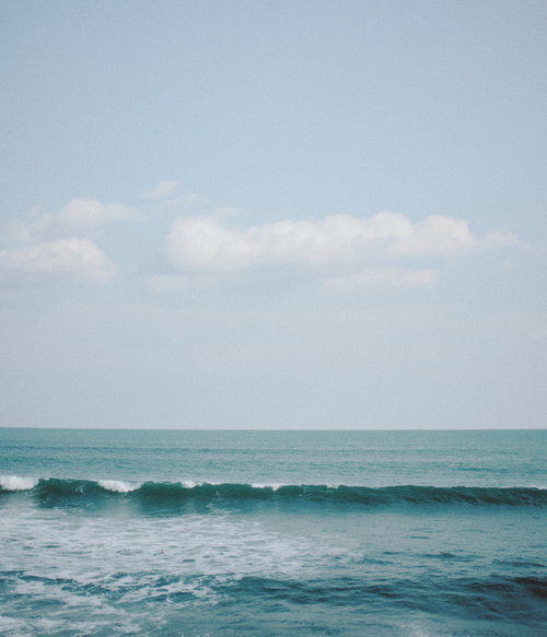 北泉海岸の小さな波が打ち寄せる穏やかな海岸線の風景