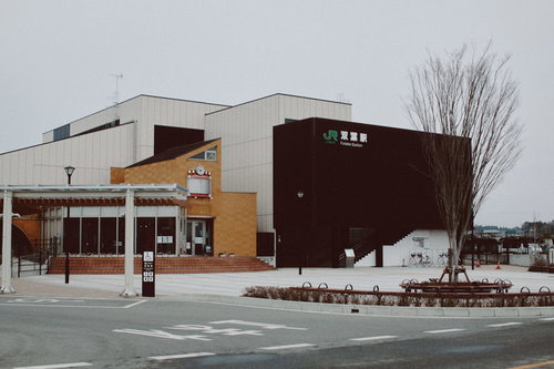 JR双葉駅前ロータリーの街並みと駅舎、駅前広場の風景