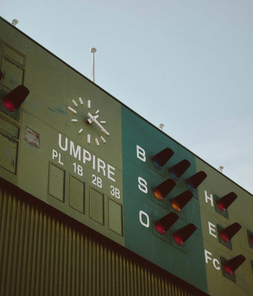 みちのく鹿島球場のバックスクリーンと時計