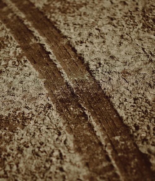 かしま球場のグランドに刻まれた轍と土の質感