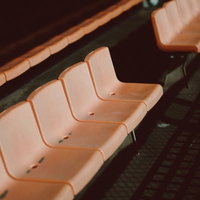 みちのく鹿島球場のベンチサイドの座席とスタジアム観客席の写真