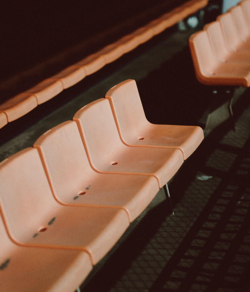 みちのく鹿島球場のベンチサイドに並ぶオレンジ色の座席