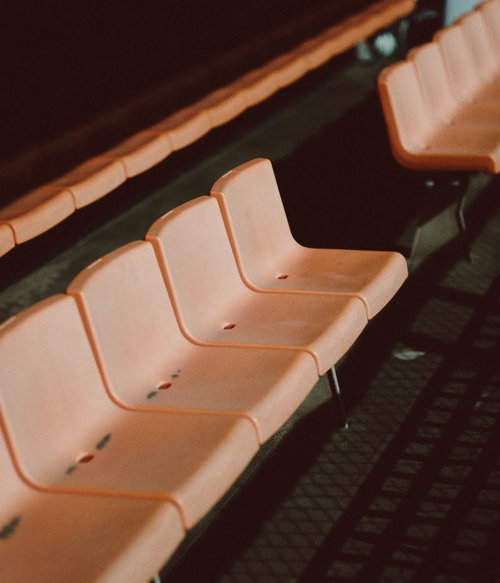 みちのく鹿島球場のベンチサイドの座席とスタジアム観客席