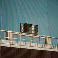 みちのく鹿島球場のバックネット裏に表示されるBSOの写真