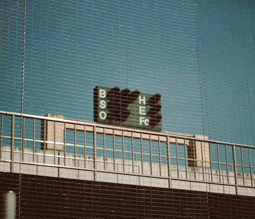 みちのく鹿島球場のバックネット裏に表示されるBSO