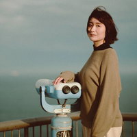 天神みさき公園の展望台で双眼鏡を持つ女性観光客の写真