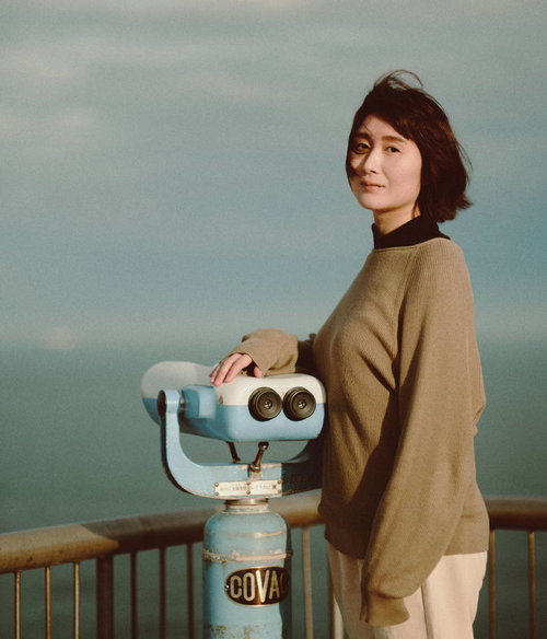 天神みさき公園の展望台で双眼鏡を持つ女性観光客