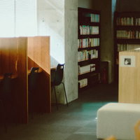 ふたば未来学園の図書室で読書する生徒と本棚の写真