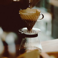 ふたば未来学園で淹れたての珈琲をドリップする瞬間の写真
