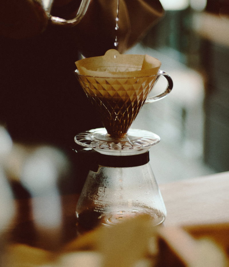 ハンドドリップでコーヒーをサーバーに落とす抽出風景