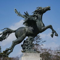南相馬市馬事公苑の銅製ペガサス像と仔馬の彫刻作品の写真
