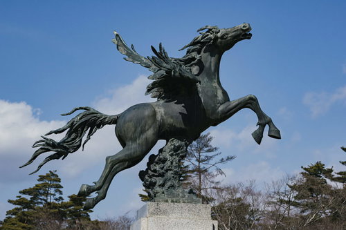 南相馬市馬事公苑の銅製ペガサス像と仔馬の彫刻作品