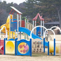 楢葉町天神岬スポーツ公園のカラフルな複合遊具の写真