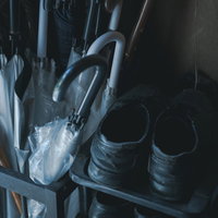 玄関に増えていく傘が壁際に並ぶ様子の写真