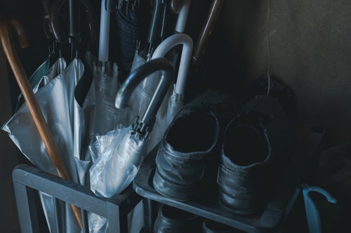 玄関に増えていく傘が壁際に並ぶ様子