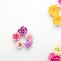 カラフルな色とりどりの生花で作った小さい輪の写真