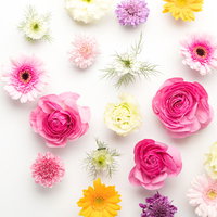 等間隔に置かれたカラフルな花々の装飾と切り花の配置の写真