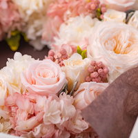 お祝いで届いたプリザーブドフラワーのリースの写真