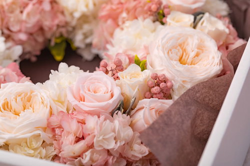 お祝いで届いたプリザーブドフラワーのリース