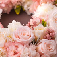 お祝いで届いたピンクと白のフラワーアレンジメントの写真