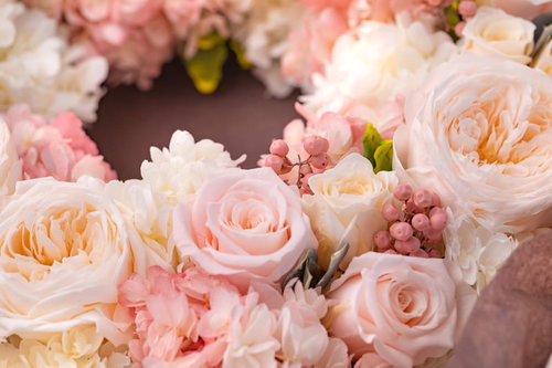 お祝いで届いたピンクと白のフラワーアレンジメント