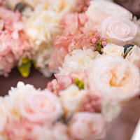 ピンク色のプリザーブドフラワーの花束とリースの写真