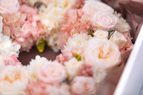 ピンク色のプリザーブドフラワーの花束とリース