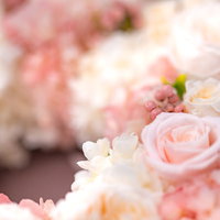 ピンクと白のバラやカーネーションを使った祝福のフラワーリースの写真