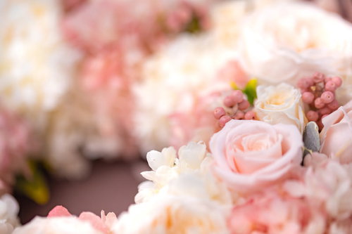 ピンクと白のバラやカーネーションを使った祝福のフラワーリース